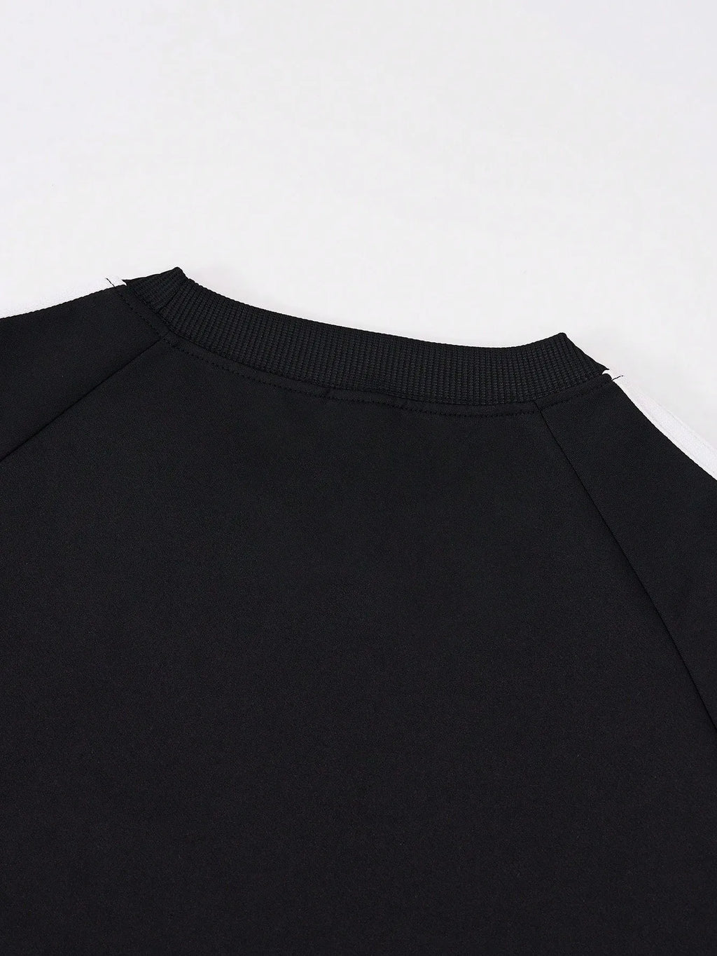 The new men's long-sleeved T-shirt for Spring and Autumn 2025 is casual fashionable and comfortable