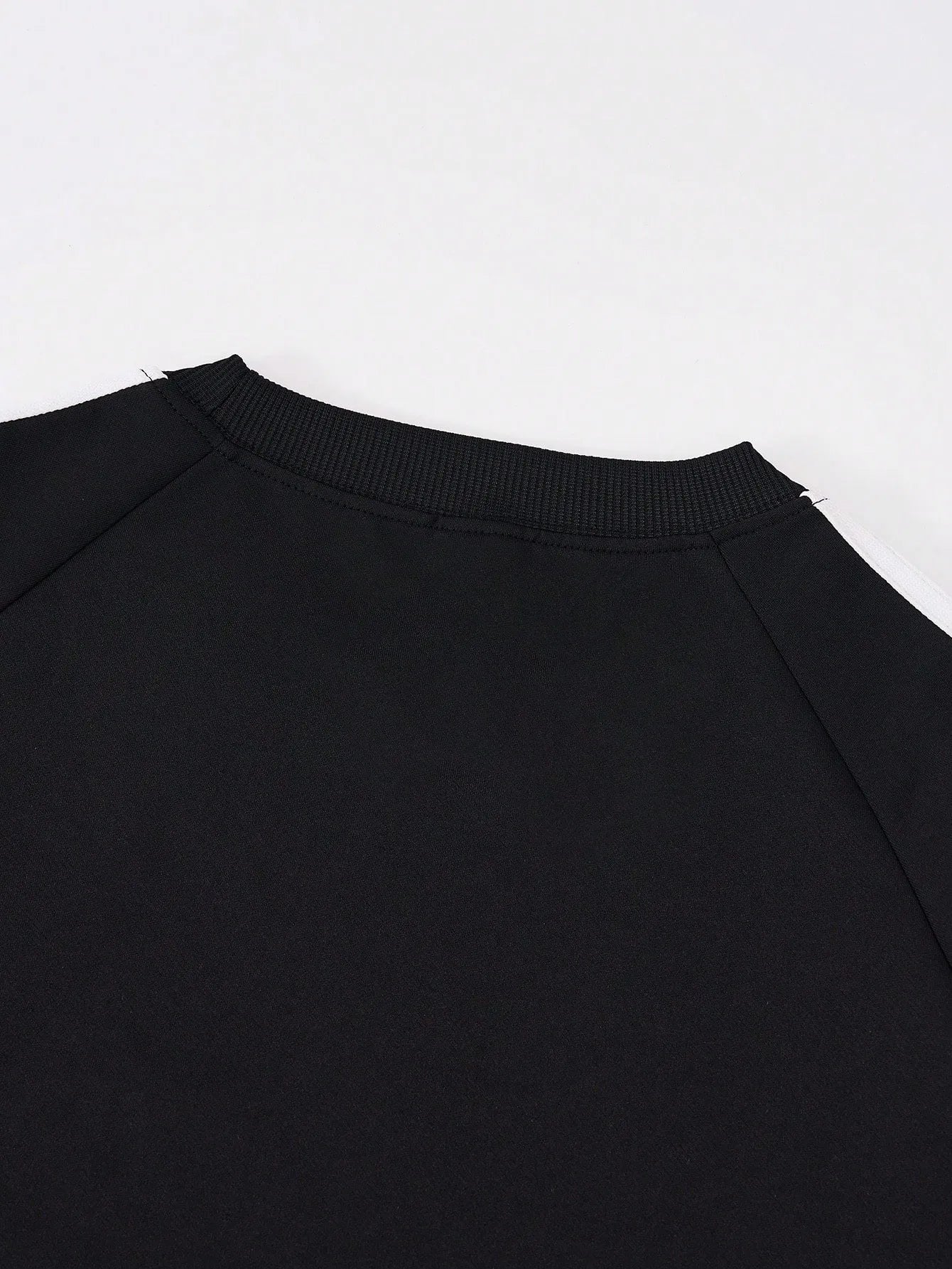 The new men's long-sleeved T-shirt for Spring and Autumn 2025 is casual fashionable and comfortable