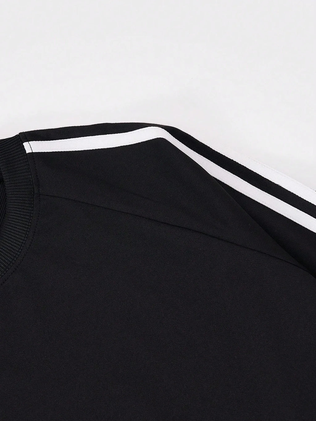 The new men's long-sleeved T-shirt for Spring and Autumn 2025 is casual fashionable and comfortable