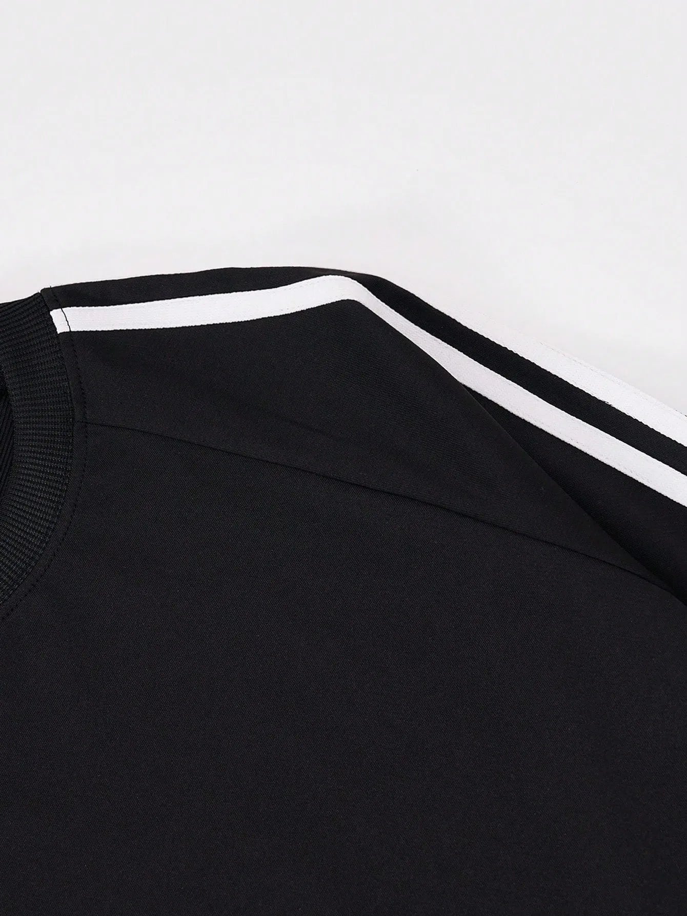 The new men's long-sleeved T-shirt for Spring and Autumn 2025 is casual fashionable and comfortable